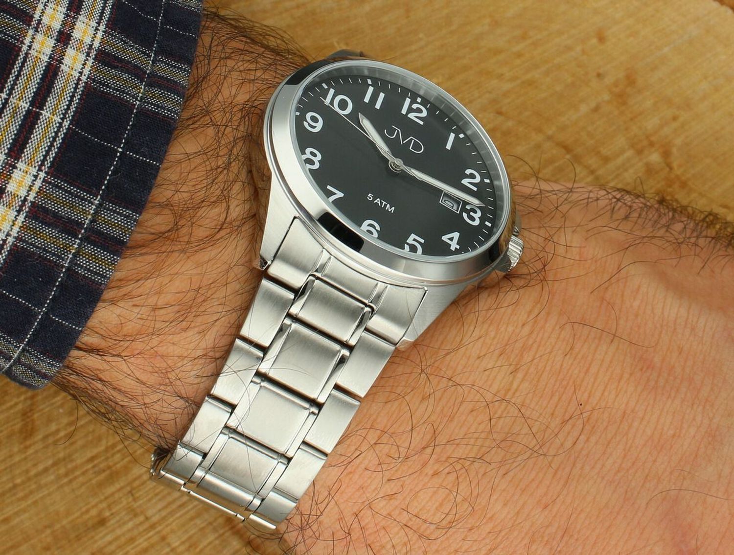 Elegancki zegarek męski JVD J1131.2 z mechanizmem Miyota, stalową kopertą 40 mm, mineralnym szkłem hartowanym, luminescencyjnymi wskazówkami i wodoszczelnością 5 ATM.1.jpg