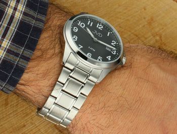 Elegancki zegarek męski JVD J1131.2 z mechanizmem Miyota, stalową kopertą 40 mm, mineralnym szkłem hartowanym, luminescencyjnymi wskazówkami i wodoszczelnością 5 ATM.3.jpg