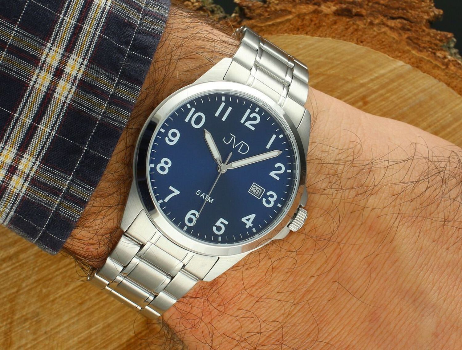 JVD J1131.3 – męski zegarek kwarcowy z japońskim mechanizmem Miyota, srebrną kopertą, metalowym paskiem, luminescencyjnymi wskazówkami i oknem datownika. Wodoszczelność 5 ATM.1.jpg