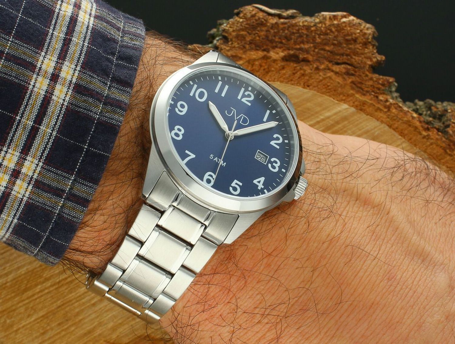 JVD J1131.3 – męski zegarek kwarcowy z japońskim mechanizmem Miyota, srebrną kopertą, metalowym paskiem, luminescencyjnymi wskazówkami i oknem datownika. Wodoszczelność 5 ATM.1.jpg