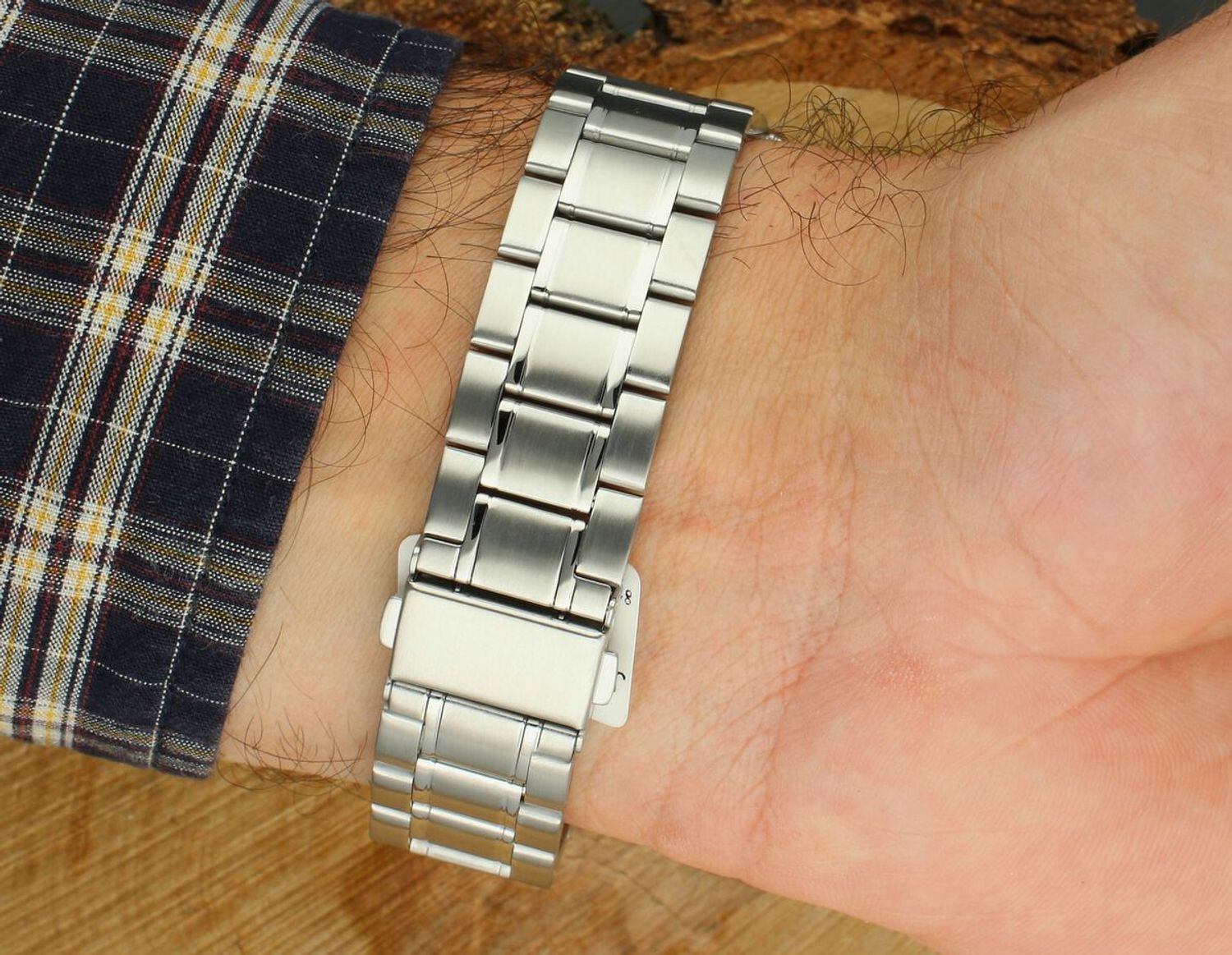 JVD J1131.3 – męski zegarek kwarcowy z japońskim mechanizmem Miyota, srebrną kopertą, metalowym paskiem, luminescencyjnymi wskazówkami i oknem datownika. Wodoszczelność 5 ATM.1.jpg