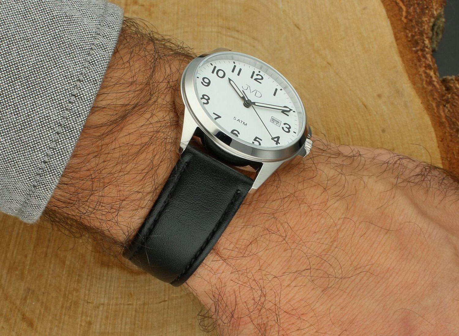 Elegancki zegarek męski JVD J1131.4 z czarnym skórzanym paskiem, srebrną kopertą stalową, japońskim mechanizmem Miyota, luminescencyjnymi wskazówkami i funkcją kalendarza. Wodoszczelność 5 ATM.1.jpg