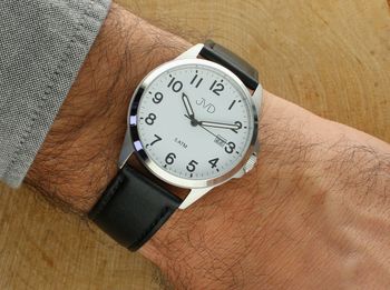 Elegancki zegarek męski JVD J1131.4 z czarnym skórzanym paskiem, srebrną kopertą stalową, japońskim mechanizmem Miyota, luminescencyjnymi wskazówkami i funkcją kalendarza. Wodoszczelność 5 ATM.2.jpg