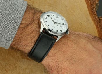 Elegancki zegarek męski JVD J1131.4 z czarnym skórzanym paskiem, srebrną kopertą stalową, japońskim mechanizmem Miyota, luminescencyjnymi wskazówkami i funkcją kalendarza. Wodoszczelność 5 ATM.4.jpg