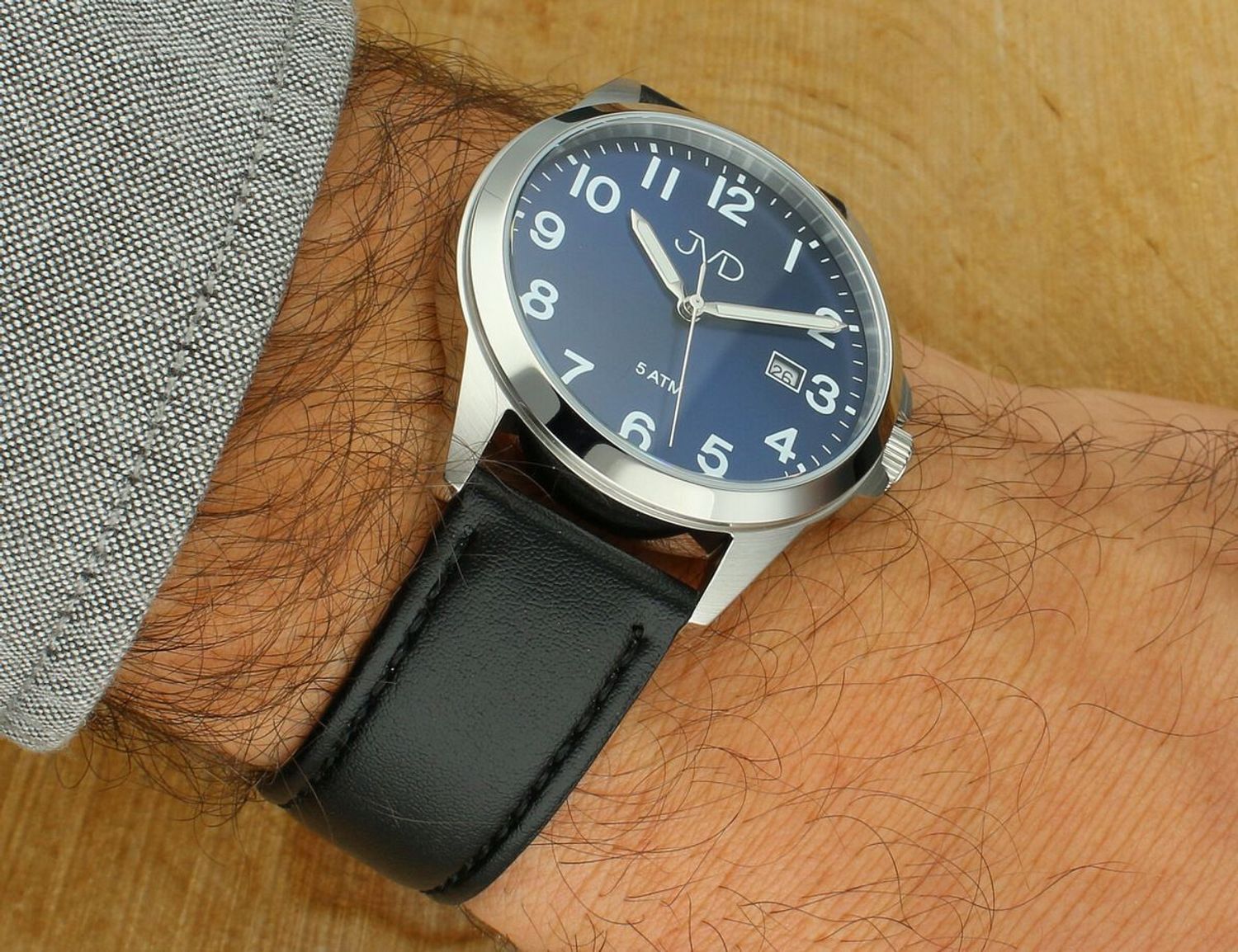 Elegancki zegarek męski JVD J1131.5 z czarnym skórzanym paskiem, srebrną kopertą stalową, japońskim mechanizmem Miyota, luminescencyjnymi wskazówkami i funkcją kalendarza. Wodoszczelność 5 ATM.1.jpg