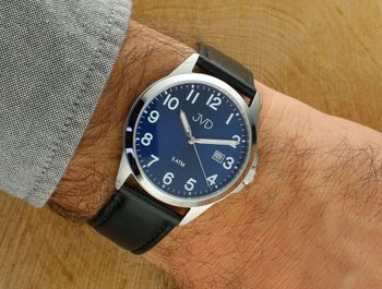 Elegancki zegarek męski JVD J1131.5 z czarnym skórzanym paskiem, srebrną kopertą stalową, japońskim mechanizmem Miyota, luminescencyjnymi wskazówkami i funkcją kalendarza. Wodoszczelność 5 ATM.2.jpg