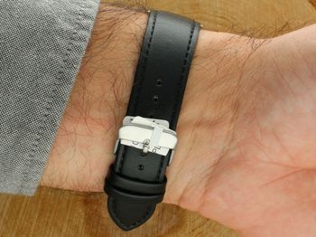 Elegancki zegarek męski JVD J1131.5 z czarnym skórzanym paskiem, srebrną kopertą stalową, japońskim mechanizmem Miyota, luminescencyjnymi wskazówkami i funkcją kalendarza. Wodoszczelność 5 ATM.4.jpg