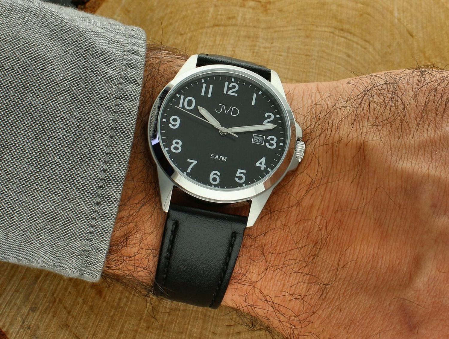 Elegancki zegarek męski JVD J1131.6 z czarnym skórzanym paskiem, srebrną kopertą stalową, japońskim mechanizmem Miyota, luminescencyjnymi wskazówkami i funkcją kalendarza. Wodoszczelność 5 ATM.1.jpg