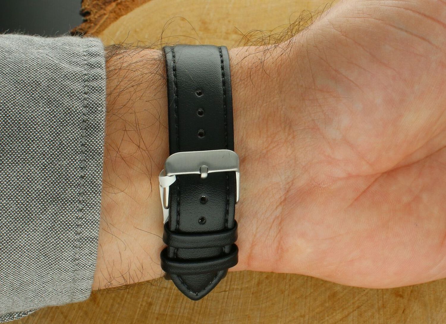 Elegancki zegarek męski JVD J1131.6 z czarnym skórzanym paskiem, srebrną kopertą stalową, japońskim mechanizmem Miyota, luminescencyjnymi wskazówkami i funkcją kalendarza. Wodoszczelność 5 ATM.1.jpg