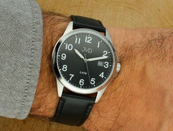 Elegancki zegarek męski JVD J1131.6 z czarnym skórzanym paskiem, srebrną kopertą stalową, japońskim mechanizmem Miyota, luminescencyjnymi wskazówkami i funkcją kalendarza. Wodoszczelność 5 ATM.2.jpg