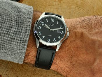 Elegancki zegarek męski JVD J1131.6 z czarnym skórzanym paskiem, srebrną kopertą stalową, japońskim mechanizmem Miyota, luminescencyjnymi wskazówkami i funkcją kalendarza. Wodoszczelność 5 ATM.3.jpg