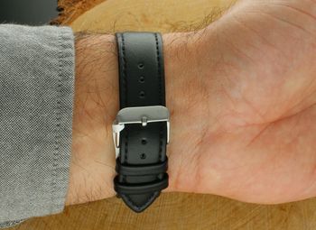 Elegancki zegarek męski JVD J1131.6 z czarnym skórzanym paskiem, srebrną kopertą stalową, japońskim mechanizmem Miyota, luminescencyjnymi wskazówkami i funkcją kalendarza. Wodoszczelność 5 ATM.4.jpg