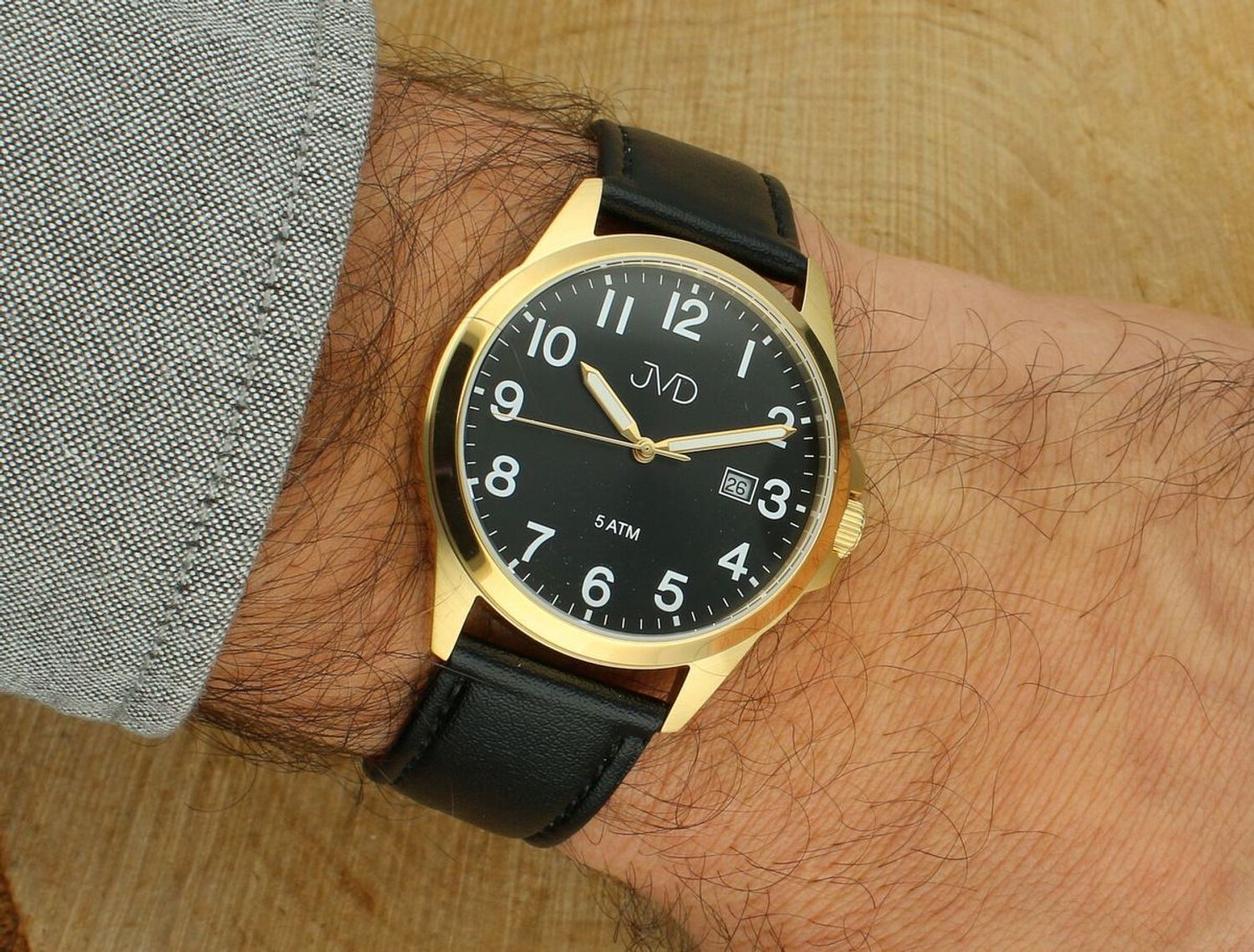 Elegancki zegarek męski JVD J1131.7 z czarnym skórzanym paskiem, złotą kopertą PVD, japońskim mechanizmem Miyota, luminescencyjnymi wskazówkami i funkcją kalendarza. Wodoszczelność 5 ATM.1.jpg