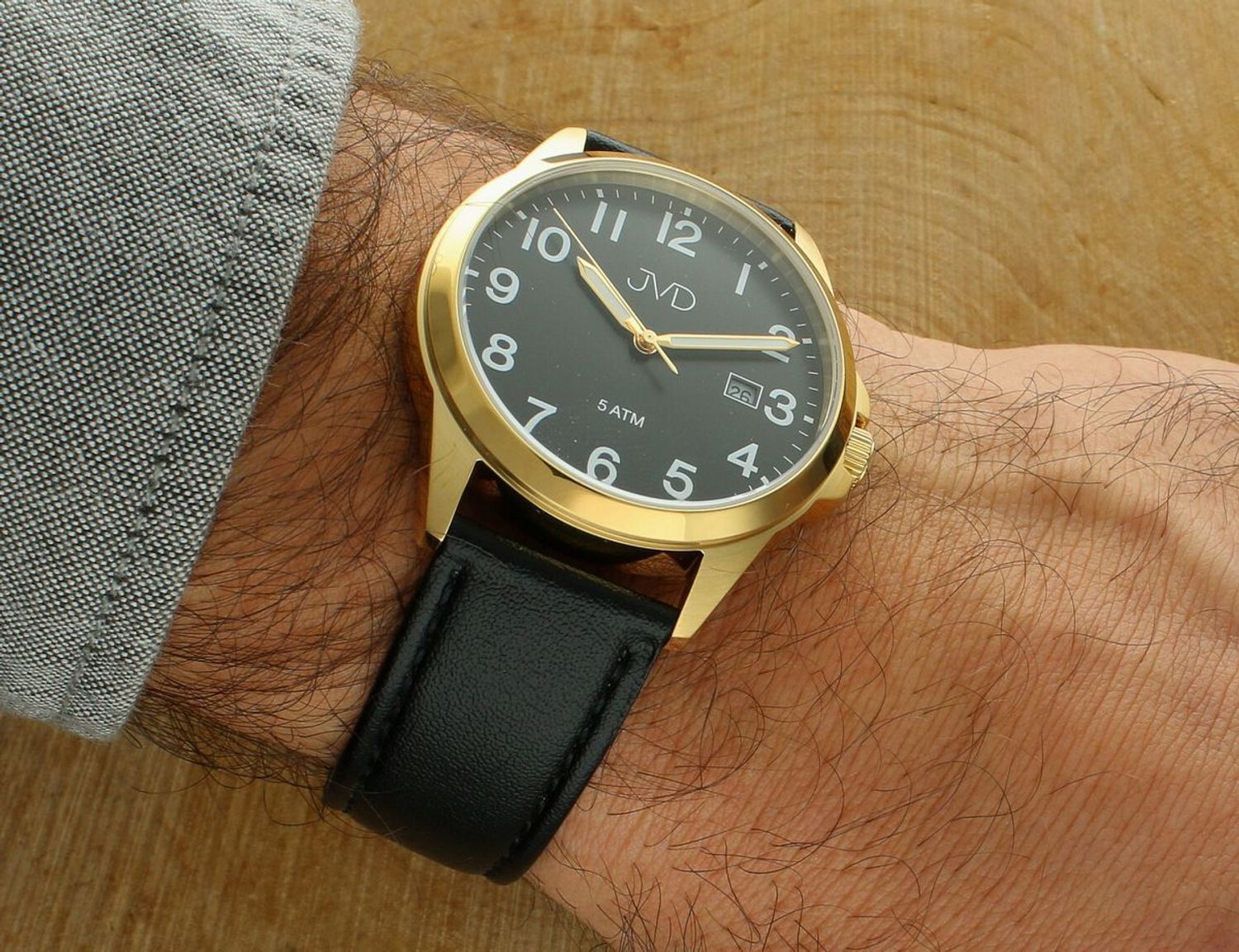 Elegancki zegarek męski JVD J1131.7 z czarnym skórzanym paskiem, złotą kopertą PVD, japońskim mechanizmem Miyota, luminescencyjnymi wskazówkami i funkcją kalendarza. Wodoszczelność 5 ATM.1.jpg