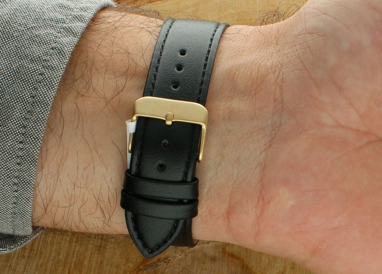 Elegancki zegarek męski JVD J1131.7 z czarnym skórzanym paskiem, złotą kopertą PVD, japońskim mechanizmem Miyota, luminescencyjnymi wskazówkami i funkcją kalendarza. Wodoszczelność 5 ATM.1.jpg