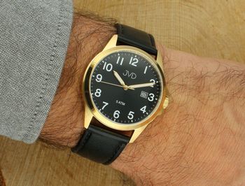 Elegancki zegarek męski JVD J1131.7 z czarnym skórzanym paskiem, złotą kopertą PVD, japońskim mechanizmem Miyota, luminescencyjnymi wskazówkami i funkcją kalendarza. Wodoszczelność 5 ATM.2.jpg