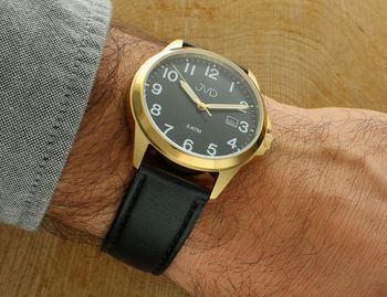Elegancki zegarek męski JVD J1131.7 z czarnym skórzanym paskiem, złotą kopertą PVD, japońskim mechanizmem Miyota, luminescencyjnymi wskazówkami i funkcją kalendarza. Wodoszczelność 5 ATM.3.jpg