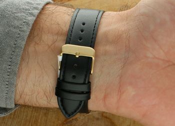 Elegancki zegarek męski JVD J1131.7 z czarnym skórzanym paskiem, złotą kopertą PVD, japońskim mechanizmem Miyota, luminescencyjnymi wskazówkami i funkcją kalendarza. Wodoszczelność 5 ATM.4.jpg