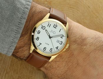 Elegancki zegarek męski JVD J1131.8 z brązowym skórzanym paskiem, złotą kopertą PVD, mechanizmem japońskim Miyota, luminescencyjnymi wskazówkami i funkcją kalendarza. Wodoszczelność 5 ATM.2.jpg