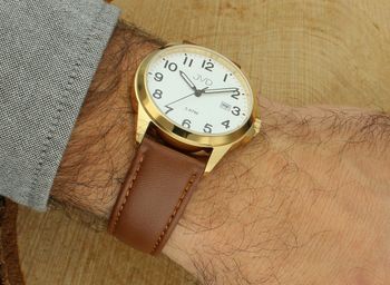 Elegancki zegarek męski JVD J1131.8 z brązowym skórzanym paskiem, złotą kopertą PVD, mechanizmem japońskim Miyota, luminescencyjnymi wskazówkami i funkcją kalendarza. Wodoszczelność 5 ATM.3.jpg