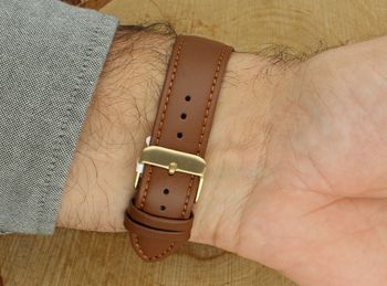 Elegancki zegarek męski JVD J1131.8 z brązowym skórzanym paskiem, złotą kopertą PVD, mechanizmem japońskim Miyota, luminescencyjnymi wskazówkami i funkcją kalendarza. Wodoszczelność 5 ATM.4.jpg