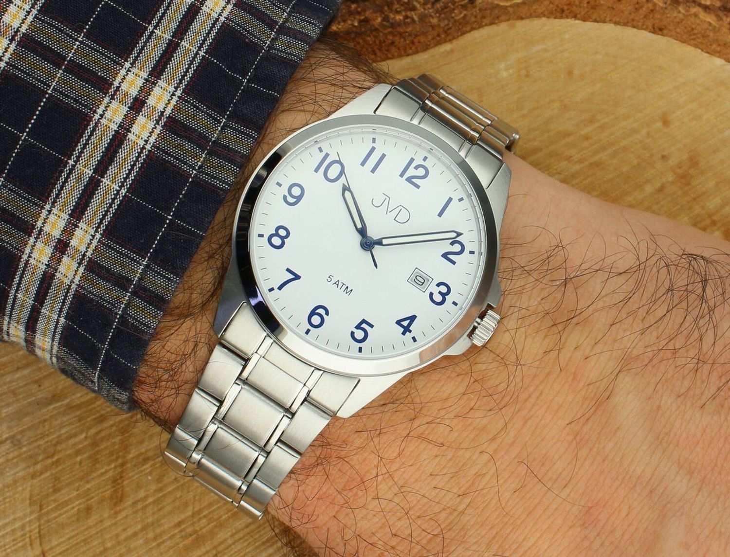 JVD J1131.9 – męski zegarek kwarcowy z japońskim mechanizmem Miyota, srebrną kopertą, stalową bransoletą, świetlistymi wskazówkami i oknem datownika. Wodoszczelność 5 ATM.1.jpg