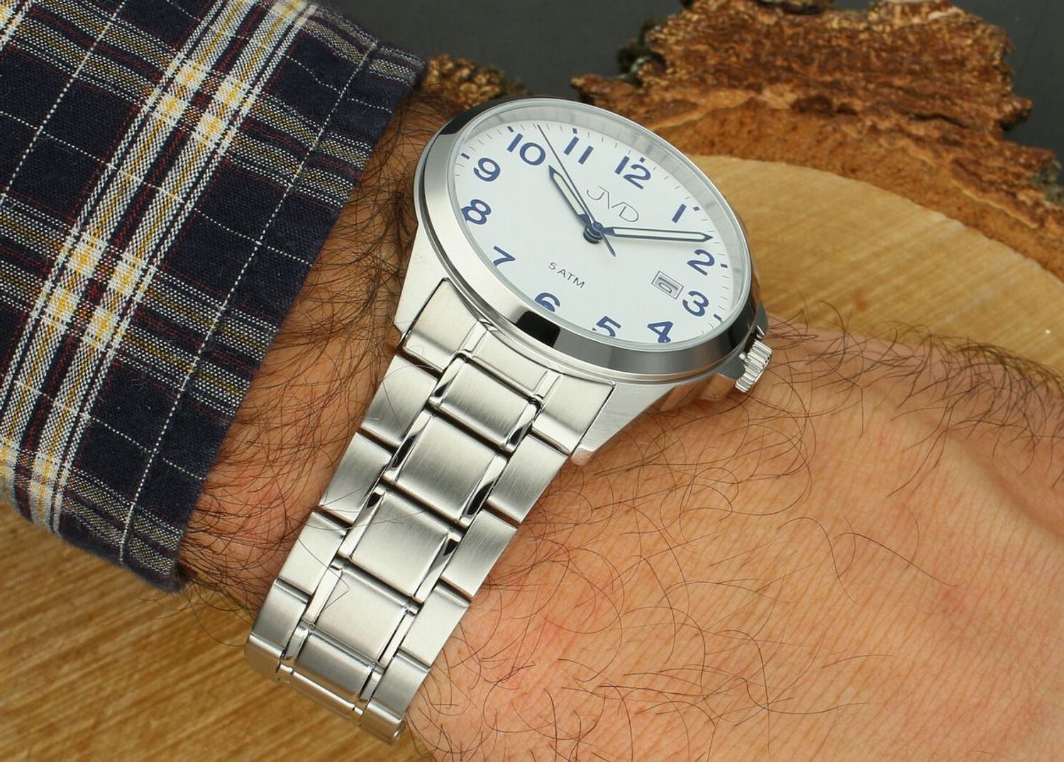 JVD J1131.9 – męski zegarek kwarcowy z japońskim mechanizmem Miyota, srebrną kopertą, stalową bransoletą, świetlistymi wskazówkami i oknem datownika. Wodoszczelność 5 ATM.1.jpg