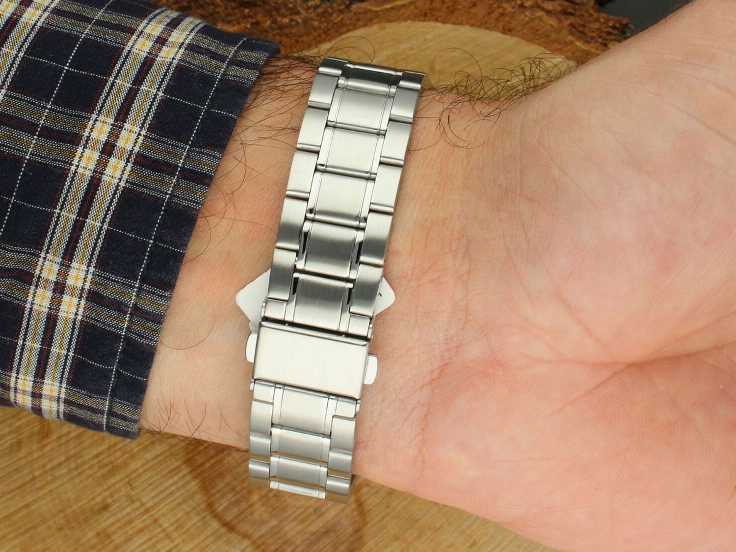 JVD J1131.9 – męski zegarek kwarcowy z japońskim mechanizmem Miyota, srebrną kopertą, stalową bransoletą, świetlistymi wskazówkami i oknem datownika. Wodoszczelność 5 ATM.1.jpg