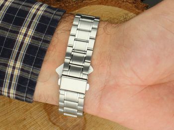 JVD J1131.9 – męski zegarek kwarcowy z japońskim mechanizmem Miyota, srebrną kopertą, stalową bransoletą, świetlistymi wskazówkami i oknem datownika. Wodoszczelność 5 ATM.4.jpg