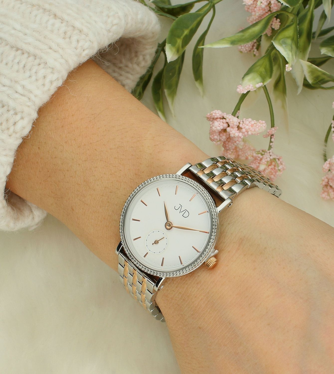 Zegarek damski JVD J4162.3 posiada mechanizm japoński Miyota, zasilany za pomocą baterii. Elegancka tarcza zegarka z indeksami w kolorze różowego złota zapewnia przejrzysty i nowoczesny wygląd. 22.jpg