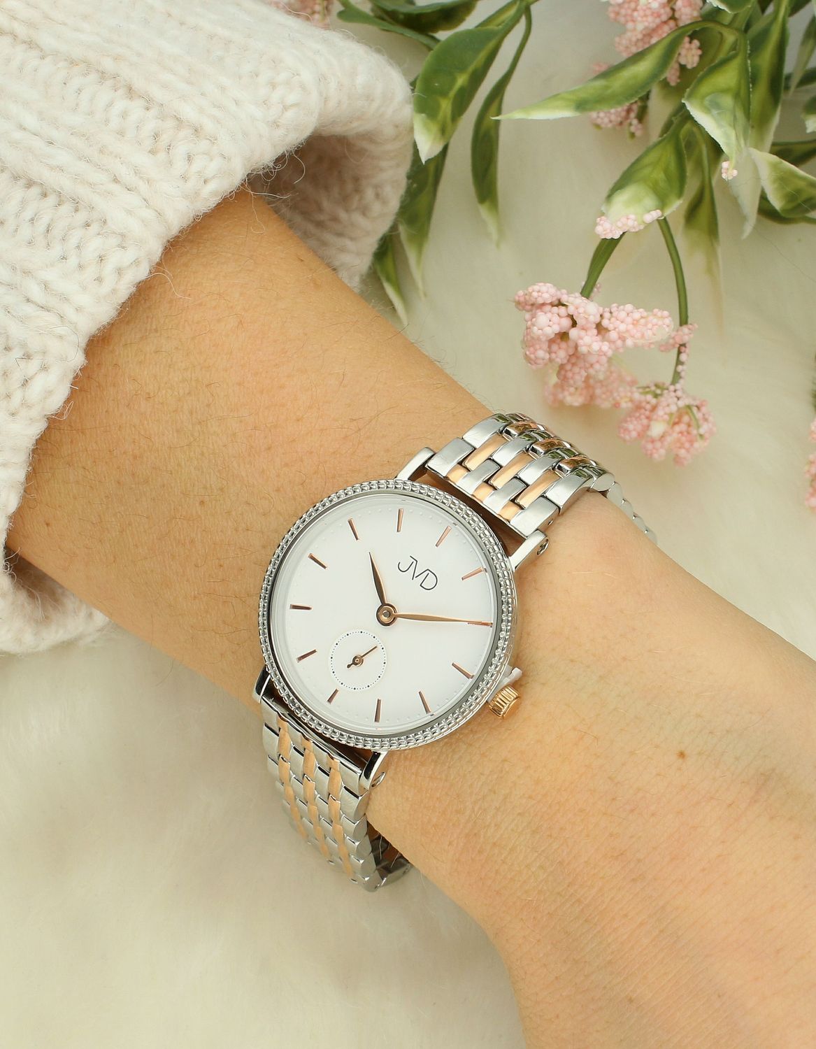 Zegarek damski JVD J4162.3 posiada mechanizm japoński Miyota, zasilany za pomocą baterii. Elegancka tarcza zegarka z indeksami w kolorze różowego złota zapewnia przejrzysty i nowoczesny wygląd. 22.jpg