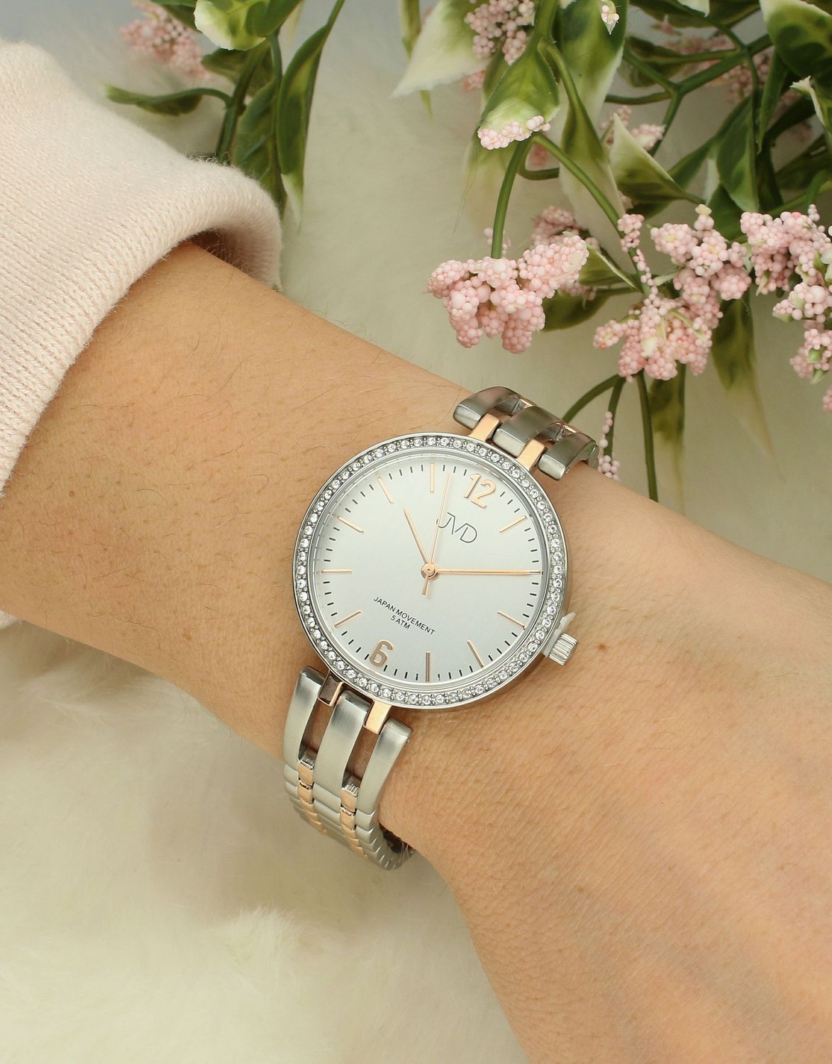 Zegarek damski na bransolecie JVD J4166.3 Zegarek damski na bransolecie JVD J4166.3, posiada mechanizm japoński Miyota, zasilany za pomocą baterii. Elegancka tarcza zegarka z indeksami w kolorze różowego złota zap.jpg