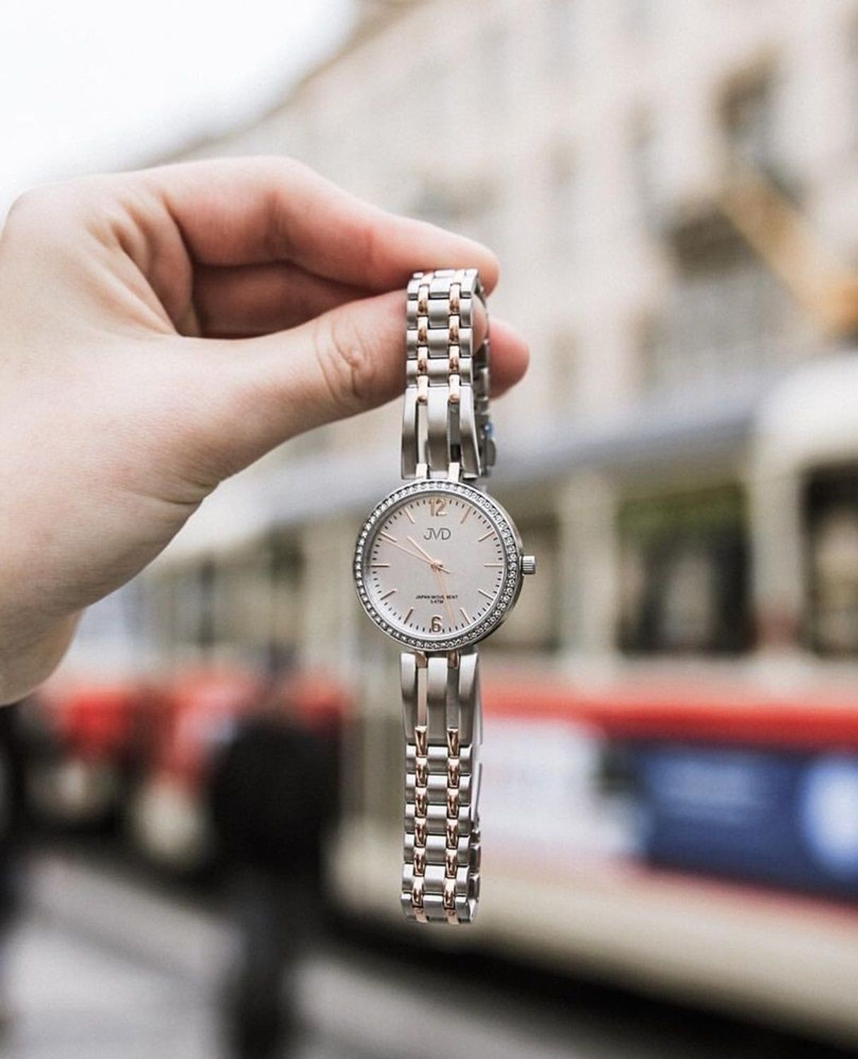 Zegarek damski na bransolecie JVD J4166.3 Zegarek damski na bransolecie JVD J4166.3, posiada mechanizm japoński Miyota, zasilany za pomocą baterii. Elegancka tarcza zegarka z indeksami w kolorze różowego złota zap.jpg