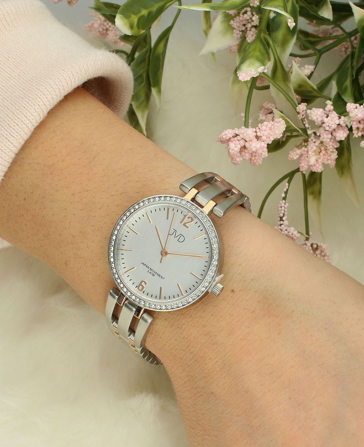 Zegarek damski na bransolecie JVD J4166.3 Zegarek damski na bransolecie JVD J4166.3, posiada mechanizm japoński Miyota, zasilany za pomocą baterii. Elegancka tarcza zegarka z indeksami w kolorze różowego złota zap.jpg