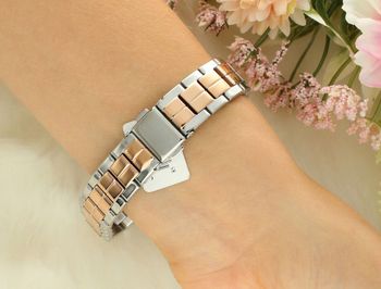 Zegarek damski JVD J4171.2 z szarą tarczą, różano-złotym wykończeniem IPRose, mechanizmem Miyota i szkłem mineralnym. Koperta 33 mm, stalowa bransoleta, elegancki styl.79.jpg