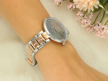 Zegarek damski JVD J4171.2 z szarą tarczą, różano-złotym wykończeniem IPRose, mechanizmem Miyota i szkłem mineralnym. Koperta 33 mm, stalowa bransoleta, elegancki styl.8f.jpg