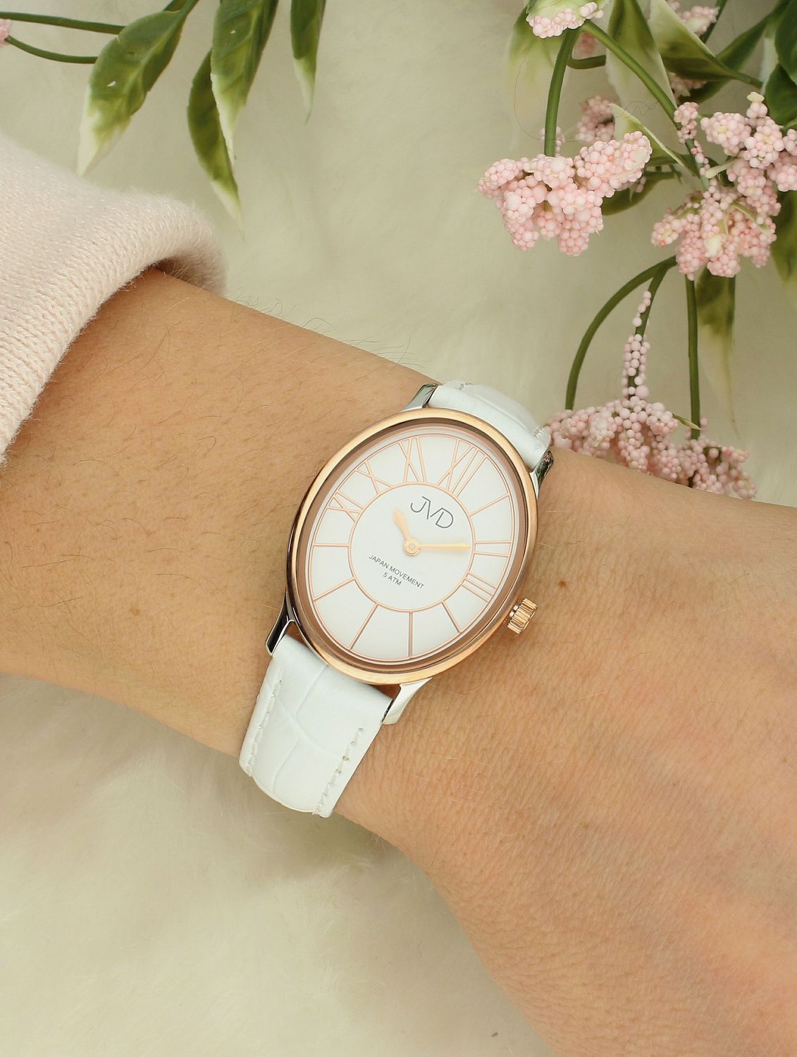 Zegarek damski na białym pasku JVD J4174.3. Zegarek damski na pasku skórzanym JVD J4174.3, posiada mechanizm japoński Miyota, zasilany za pomocą baterii. Elegancka tarcza zegarka z cyf.jpg