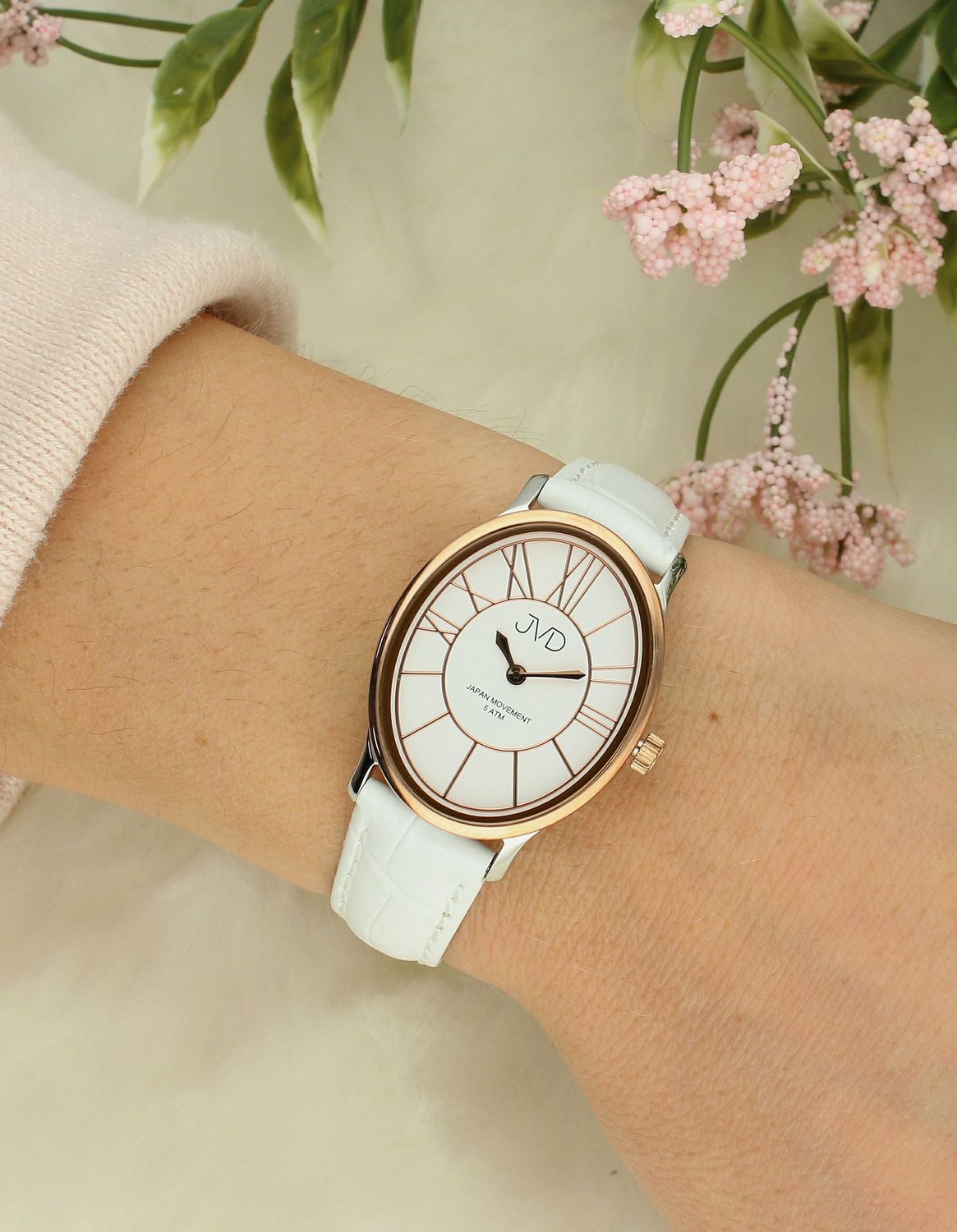 Zegarek damski na białym pasku JVD J4174.3. Zegarek damski na pasku skórzanym JVD J4174.3, posiada mechanizm japoński Miyota, zasilany za pomocą baterii. Elegancka tarcza zegarka z cyf.jpg