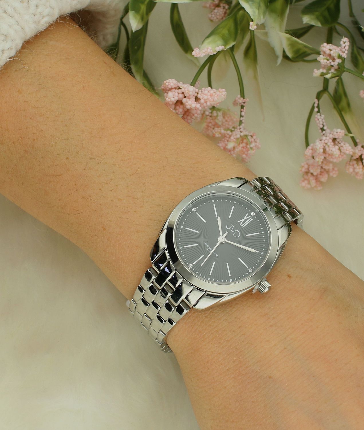 Zegarek damski na bransolecie JVD J4177.2 Zegarek damski na bransolecie JVD J4177.2 biżuteryjny wyposażony jest w kwarcowy mechanizm japoński Miyota, zasilany za pomocą baterii. Posiada bardzo wysoką dokładność mierzen (4).jpg