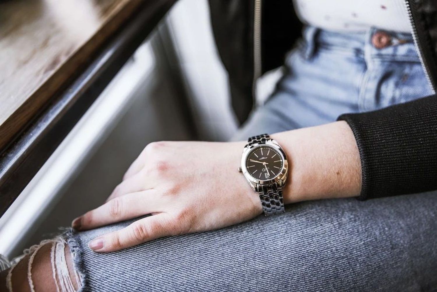 Zegarek damski na bransolecie JVD J4177.2 Zegarek damski na bransolecie JVD J4177.2 biżuteryjny wyposażony jest w kwarcowy mechanizm japoński Miyota, zasilany za pomocą baterii. Posiada bardzo wysoką dokładność mierzen (4).jpg