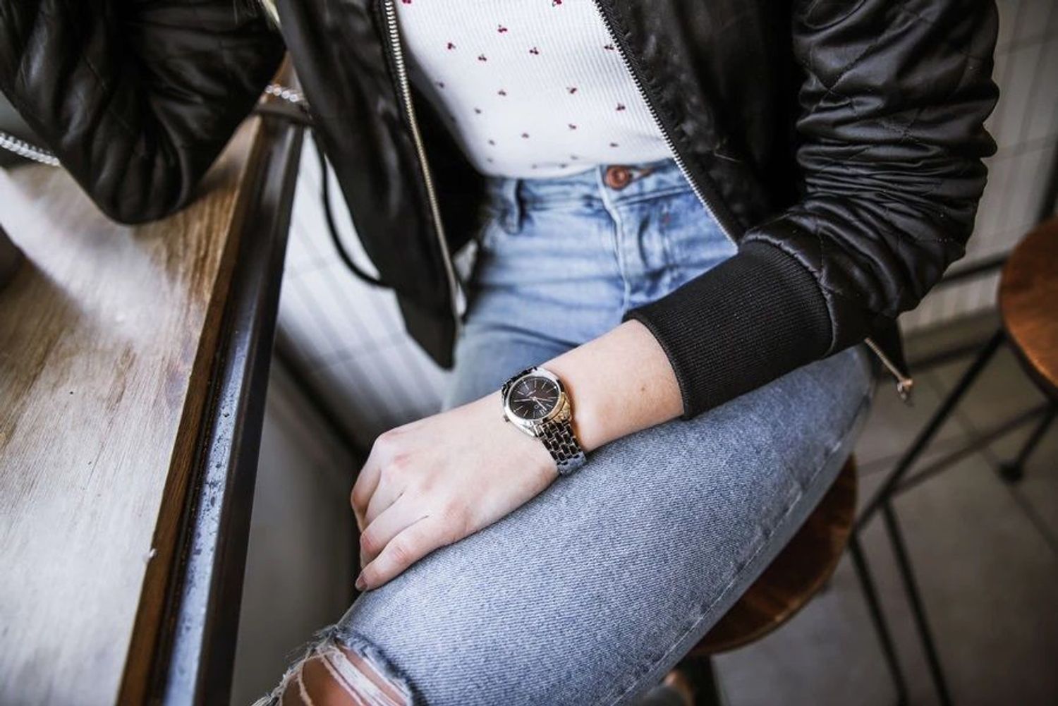 Zegarek damski na bransolecie JVD J4177.2 Zegarek damski na bransolecie JVD J4177.2 biżuteryjny wyposażony jest w kwarcowy mechanizm japoński Miyota, zasilany za pomocą baterii. Posiada bardzo wysoką dokładność mierzen (4).jpg