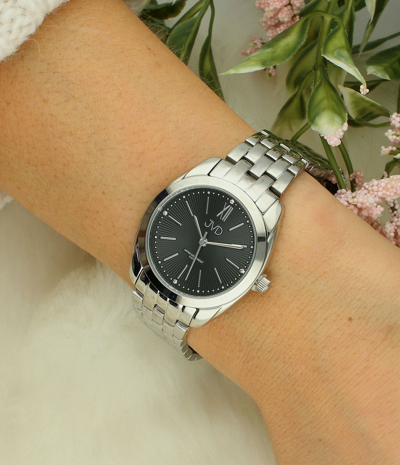 Zegarek damski na bransolecie JVD J4177.2 Zegarek damski na bransolecie JVD J4177.2 biżuteryjny wyposażony jest w kwarcowy mechanizm japoński Miyota, zasilany za pomocą baterii. Posiada bardzo wysoką dokładność mierzen (4).jpg