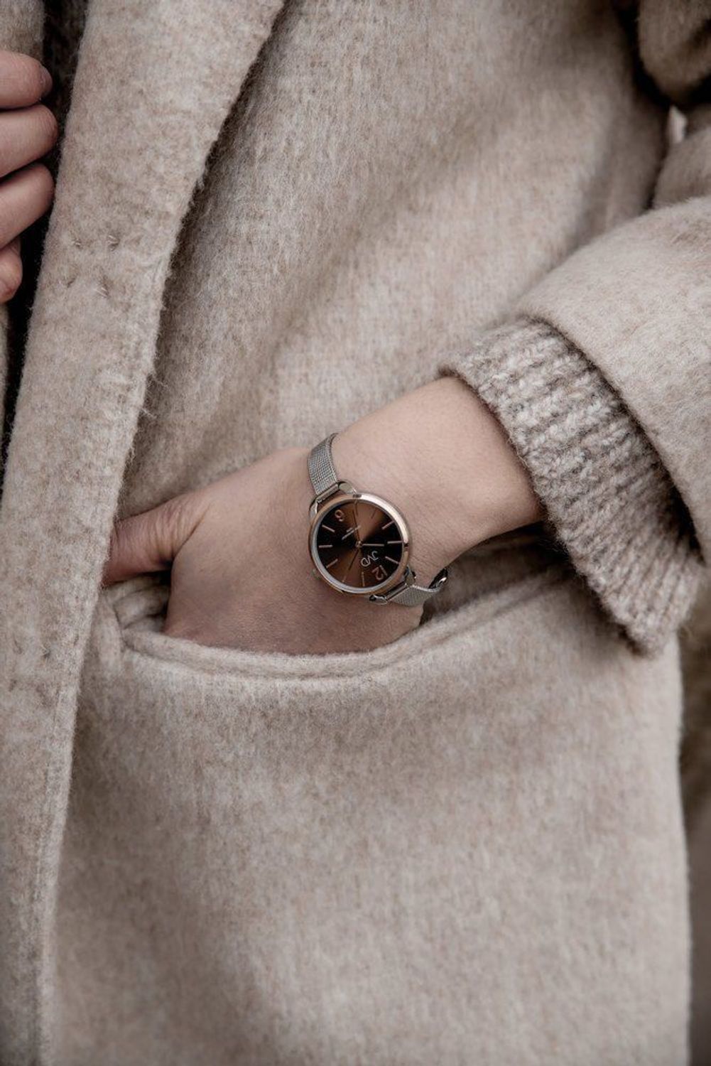 Zegarek damski na bransolecie JVD J4186.3 Zegarek damski na bransolecie JVD J4186.3, posiada mechanizm japoński Miyota, zasilany za pomocą baterii. Elegancka tarcza zegarka ze srebrnymi indeksami zapewnia przejrzysty i n.jpg