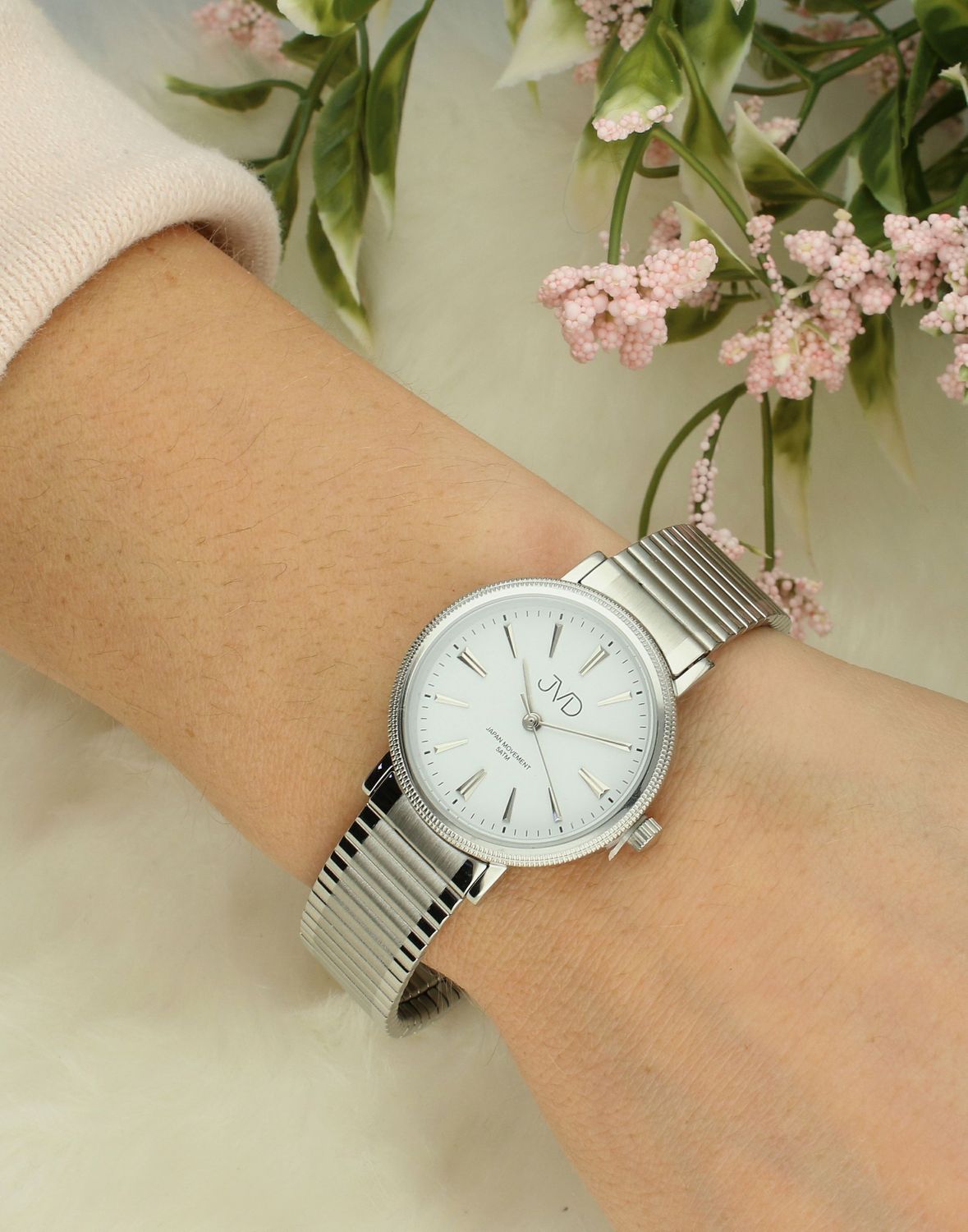 Zegarek damski na bransolecie JVD J4187.1. Zegarek damski na bransolecie JVD J4187.1, posiada mechanizm japoński Miyota, zasilany za pomocą baterii. Elegancka tarcza zegarka ze srebrnymi indeksami zapewnia przejrzysty i.jpg