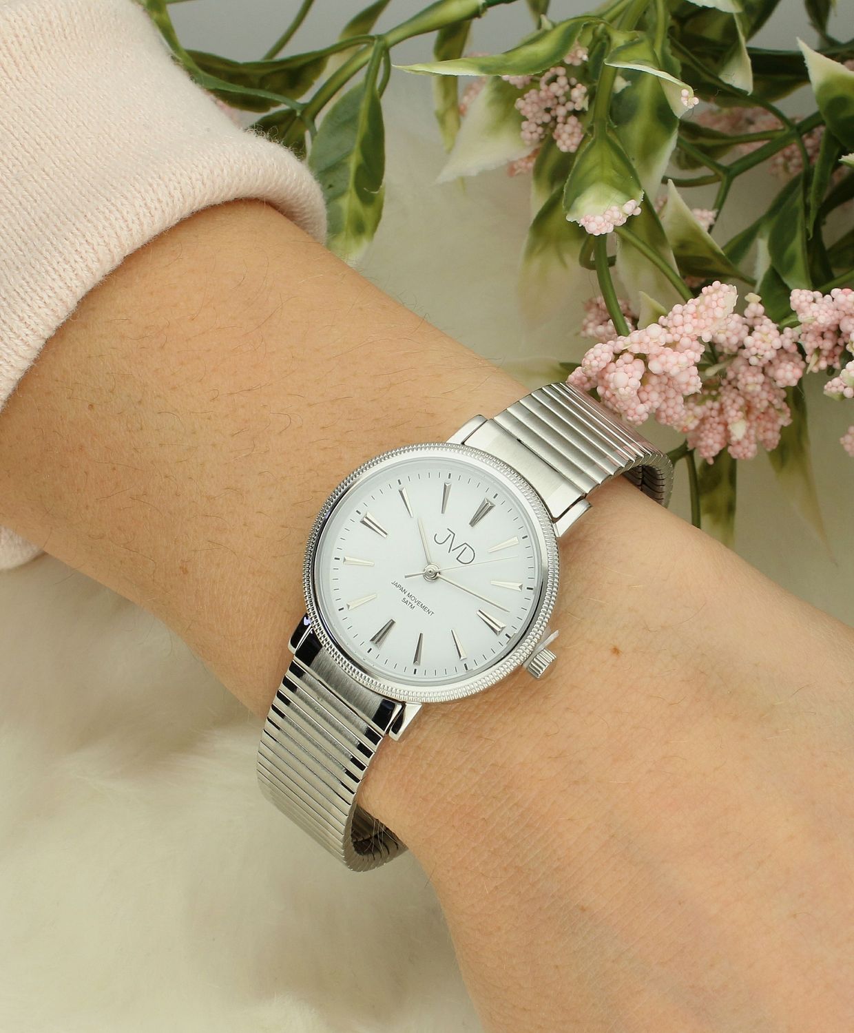 Zegarek damski na bransolecie JVD J4187.1. Zegarek damski na bransolecie JVD J4187.1, posiada mechanizm japoński Miyota, zasilany za pomocą baterii. Elegancka tarcza zegarka ze srebrnymi indeksami zapewnia przejrzysty i.jpg