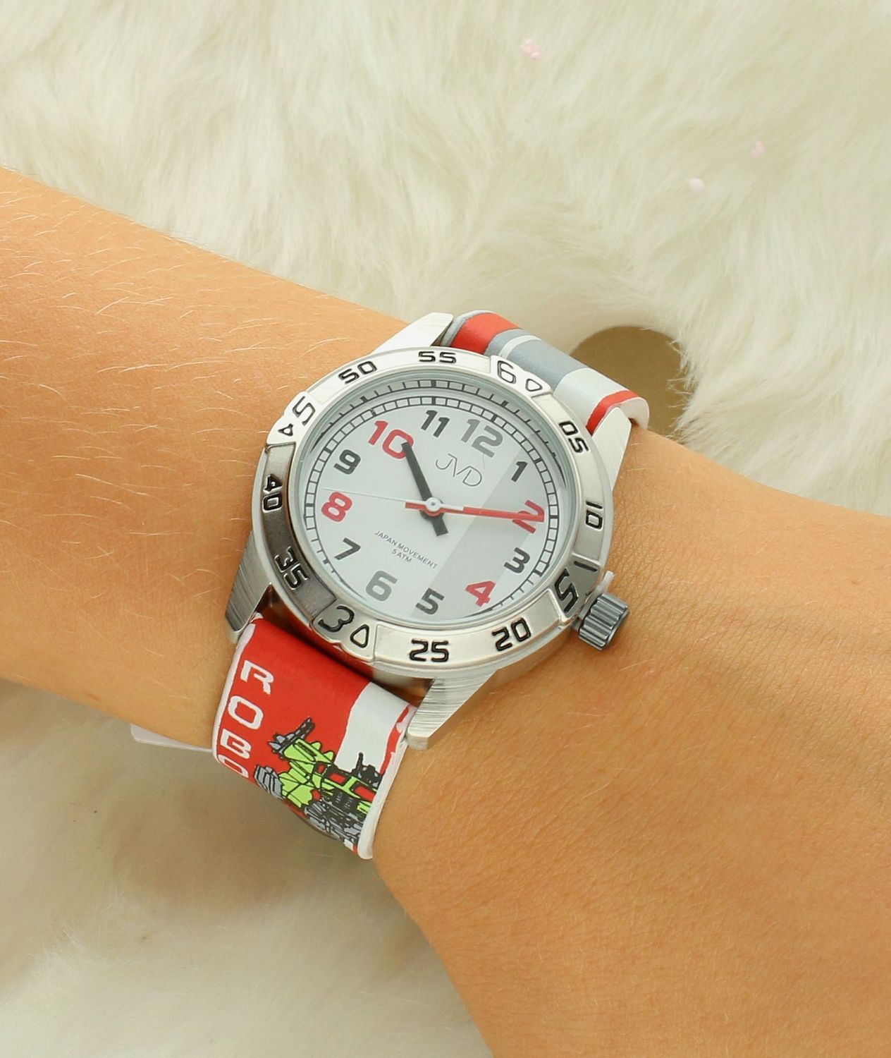 Zegarek dziecięcy JVD J7167.3 robot, który został wyposażony jest w kwarcowy mechanizm, zasilany za pomocą baterii. Pasek, z wizerunkiem robota to idealny i wymarzony prezent dla chłopca. Koperta zegarka wykonana z.jpg