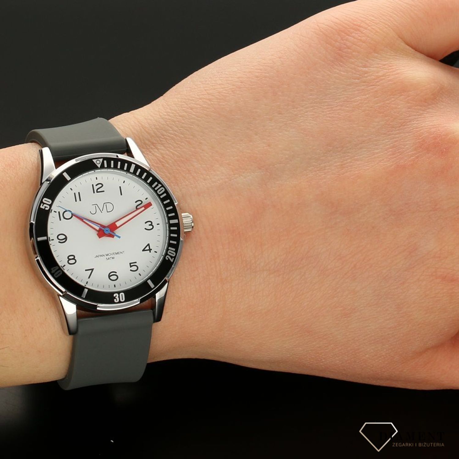 Klasyczny zegarek dziecięcy z silikonowym paskiem i białą, wyraźną tarcza. Zegarek jest świetnym pomysłem na prezent dla chłopca..jpg