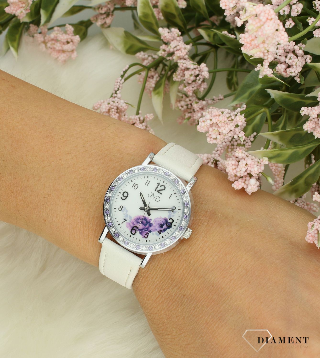 Zegarek dla dziewczynki JVD z cyrkoniami na białym pasku J7207.7. Zegarek dla dziewczynki. Zegarek JVD dla dziewczynki na białym pasku. Zegarek dziecięcy z cyrkoniami. Zegarek dla dziewczynki na prezent..jpg