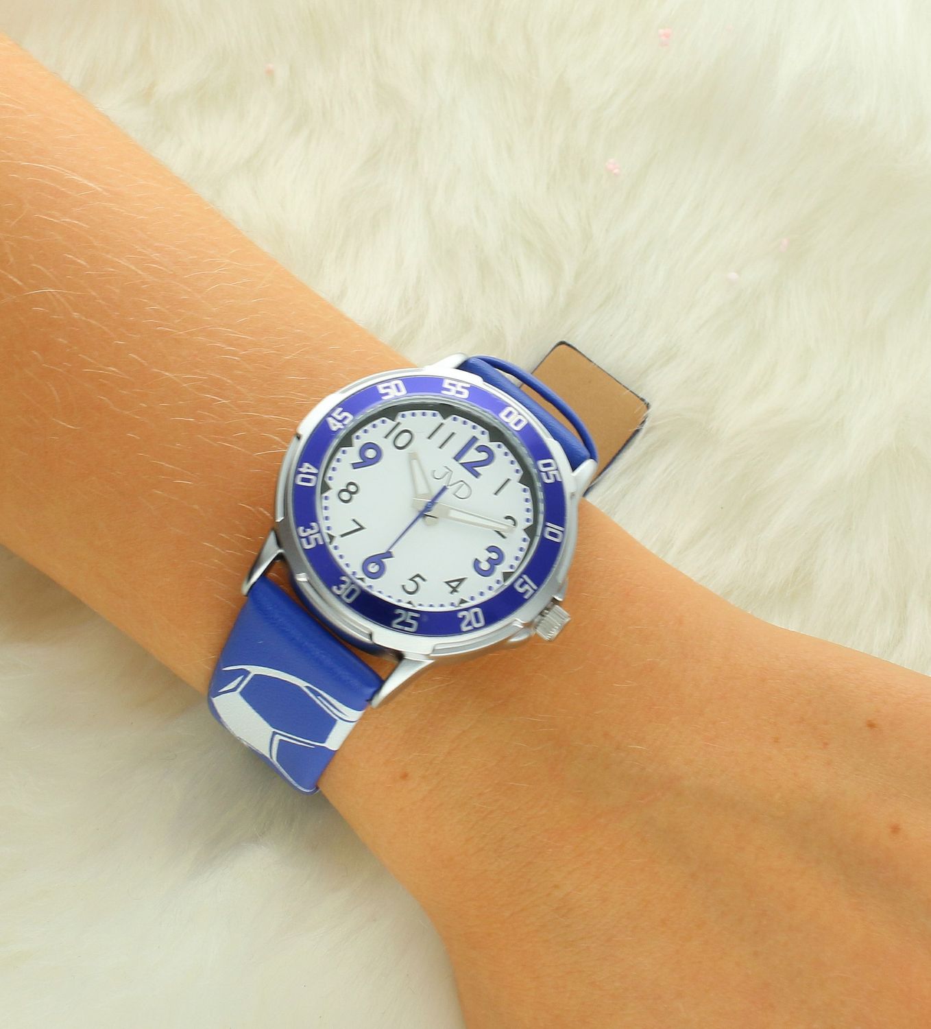 Zegarek dziecięcy JVD J7220.1 niebieski, piłki. Zegarek dla dziecka JVD kids Piłka J7220.1 wyposażony jest w kwarcowy mechanizm, zasilany za pomocą baterii. Posiada bardzo wysoką dokładność mierzenia czasu +- 10 sek.jpg