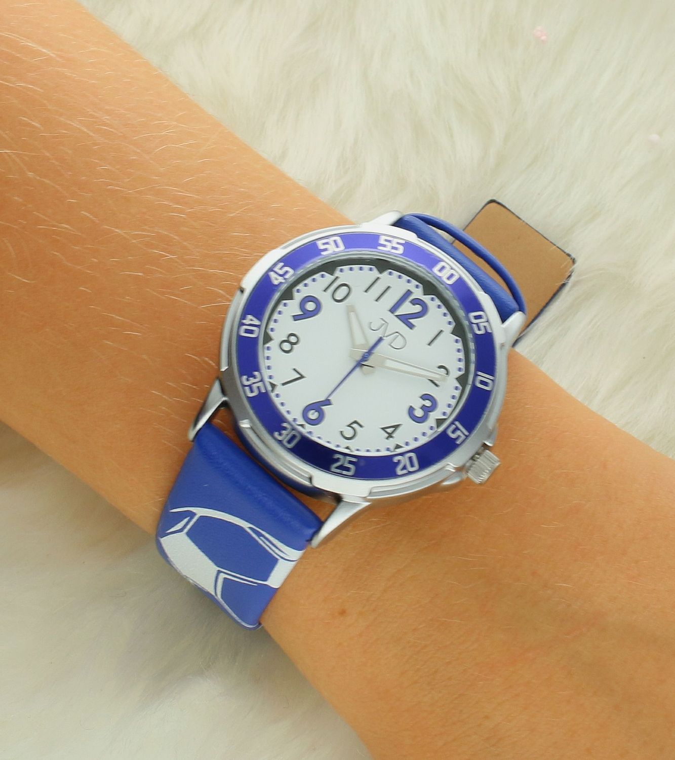 Zegarek dziecięcy JVD J7220.1 niebieski, piłki. Zegarek dla dziecka JVD kids Piłka J7220.1 wyposażony jest w kwarcowy mechanizm, zasilany za pomocą baterii. Posiada bardzo wysoką dokładność mierzenia czasu +- 10 sek.jpg